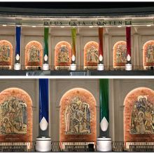 夜、ライトアップされたモザイク画