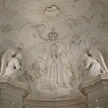内陣天井部のレリーフ（聖母マリアの戴冠が描かれています）