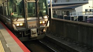 2017年２月19日の円町16時47分発普通列車園部行きの車内～６両編成での運転ですが、途中駅からの利用の場合、座るのは難しいです～