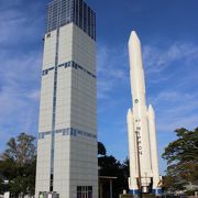 実物大のロケットの模型が目印