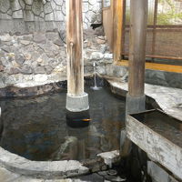 女性専用内湯。シャワーは一つのみ。脱衣所にドライヤー一つ