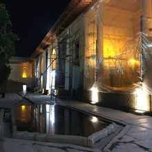 壁に沿って建物がある。