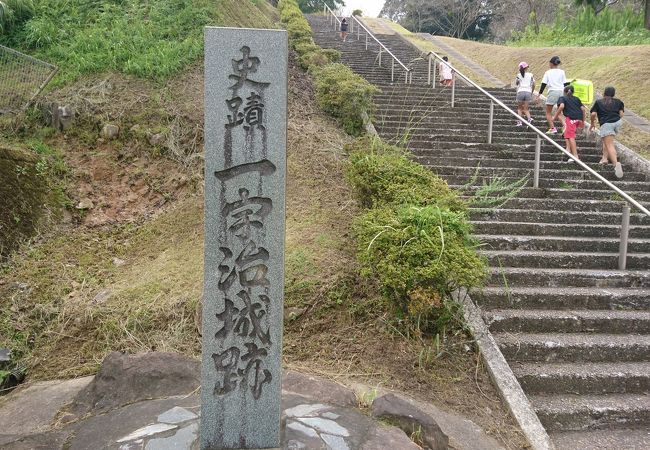 細長い展望台からは海までよく見える