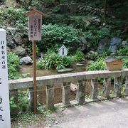 泉は神社の右手