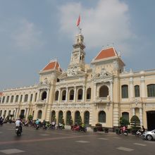 真正面にはホーチミン像もある