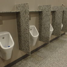 男性用トイレは便器が高すぎて、足の短い私には利用困難
