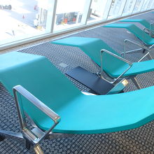 無料のリラックスチェア。居眠りして搭乗に遅れないように