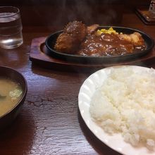 本日のランチ。デミグラスソースが決めて