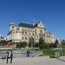 南西側より見た全景。