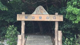 急な階段を登ります