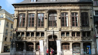 大聖堂の向い側