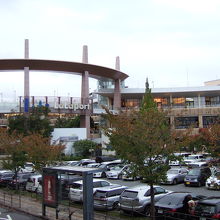 南駐車場から見た外観