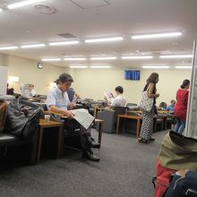 窓のないラウンジ