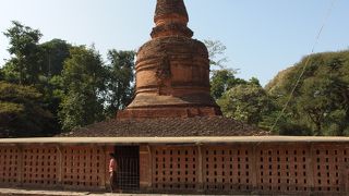 バガンで最古の寺院、レリーフいっぱい