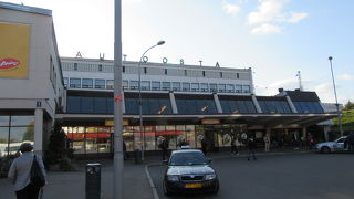 国際線のバスの発着所なので賑わってます。