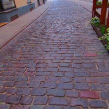 石畳の道は趣はあるが歩きずらい。