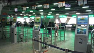 空港は自動配車機を利用します