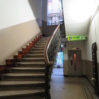 奥、正面のエレベーターで３階がフロント