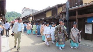 お祭りには行列が出ていました。