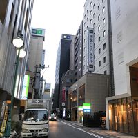 裏口です。グリーンホテルに囲まれています。