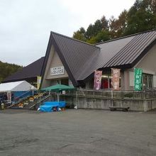 この右手の別棟にトイレがあります。お世話になりました。