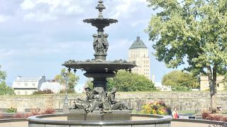 議事堂前の「トゥルニーの噴水」