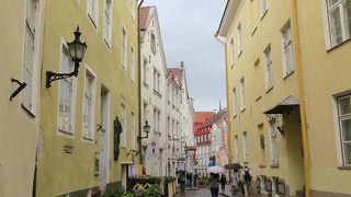 中世の小さな通りを楽しめます