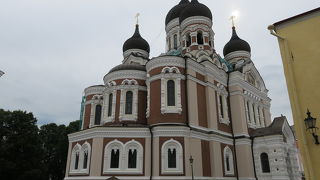 丘の上にそびえる、存在感のある教会です