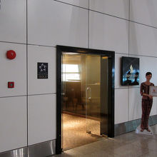 タイ国際航空「ロイヤルシルクラウンジ」の斜向かいにあります