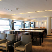 ダイニングカウンターが中心の小ぶりなラウンジです