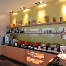 ビュッフェ台と飲み物の冷蔵庫