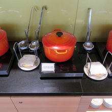 右手の2つのスープは、タイ航空ラウンジと同じものでした