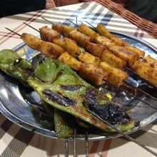 豆腐串と豆角（インゲンに似ている豆）串