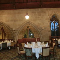 教会の中は宴会場として利用されている