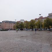 ヘルシンキ中央駅に隣接する広～い広場