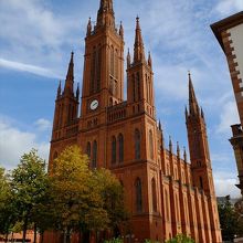 数ある街の教会の中でも、一際目を引く大きさと高さがあります。