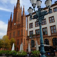 街歩きをしているうちに目に留まるマルクト教会。