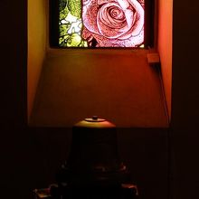 一枚だけあったバラの花の絵柄のステンドグラス。