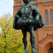 マルクト教会前に立つヴィルヘルム・フォン・オラニエン王子像。