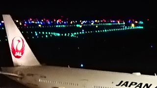 夜の滑走路が美しい