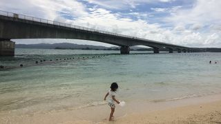 ゆったり寛ぎながら泳げるビーチではないかな。