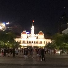 ライトアップを撮りに観光客で賑わう