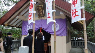 猿田彦神社の境内にあります