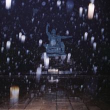 日没後の雨の中の平和祈念像。