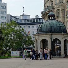 コッホブルンネン広場片隅のパビリオン内には飲泉場もあって…、