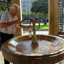 …ペットボトルに温泉を汲んで行く地元の人たちもいます。