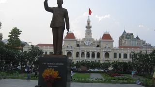 昼も夜も観光客がいっぱい