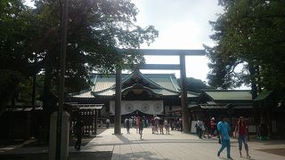 厳かな雰囲気の神社