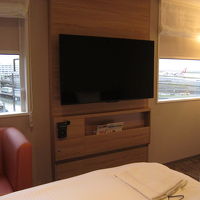 こんな風に窓がTVを挟んで並んでいます