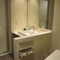 手前に自動開閉トイレ、その奥が洗面台